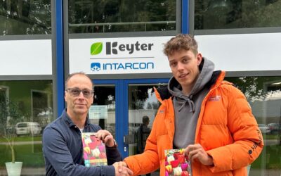 Keyter Intarcon steunt lokaal schaatstalent Rick Meijer met aankoop van bloembollenpakketjes